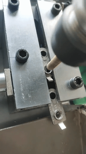 马桶堵了如何吸出来？34个机械原理、设计动画来了1、马桶疏通器原理：2、高频变压器绕组自动化生产：3、伺服电缸高负载、大推力、高精度、易维护，应用广泛：4、小型土豆收获机：5、郎酒瓶子制作工艺：6、陶瓷杯自动化生产：7、液压奶酪切割机：8、自动化摊煎饼：9、蔬菜丸子制作过程：10、自动化包子机：11、万能清扫器：12、快速部署战场铁丝网防御线：13、手持式自动螺丝机：14、自由弯管机：15、滚动式捡果器：16、铜管折弯过程，谁知道为什么不瘪：17、自动化攻丝机：18、45度管接头滚牙：19、食品,马桶堵了如何吸出来？34个机械原理、设计动画来了，直观易懂,第17张